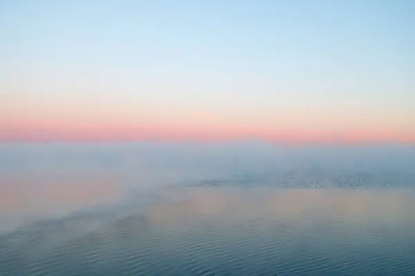 Lever Soleil Sur Lac Horizon Avec Brouillard Des Ondulations Sur — Photo