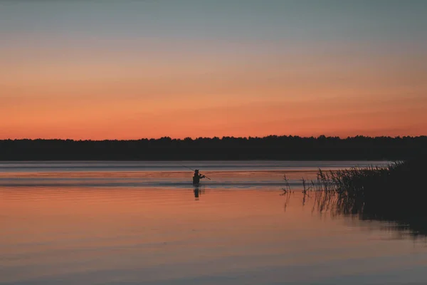 Een Visser Met Een Hengel Het Meer Gaat Bij Zonsopgang — Stockfoto