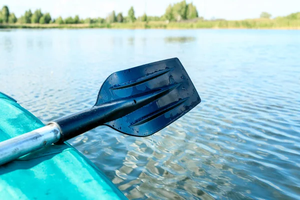 Remar Acostado Proa Kayak Inflable Barco Navega Lago Dalty Orilla —  Fotos de Stock