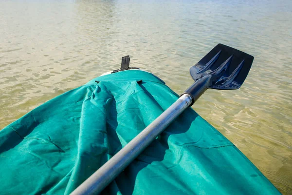 Şişme Bir Teknede Sarı Suyla Dolu Bir Deposunun Arka Planında — Stok fotoğraf