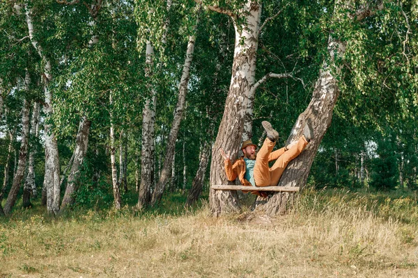 Homme Barbu Costume Chapeau Dans Forêt Tombe Banc Fait Maison — Photo