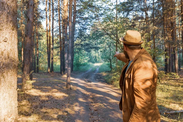 Homme Adulte Chapeau Brun Montre Sortie Forêt Concept Selon Lequel — Photo