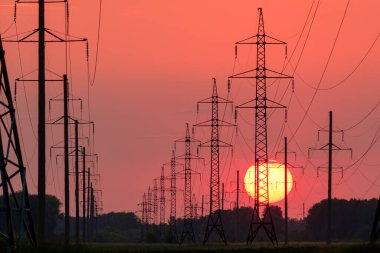 Yüksek voltajlı güç aktarım kulelerinden tüketiciye bakış açısı. şehirler arası sütunlar