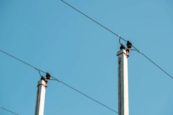 电线杆对着天空 混凝土柱和电缆 — 图库照片