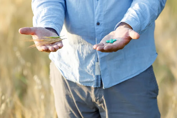 Pills Rye Different Hands Man Standing Field Choice Healthy Natural —  Fotos de Stock