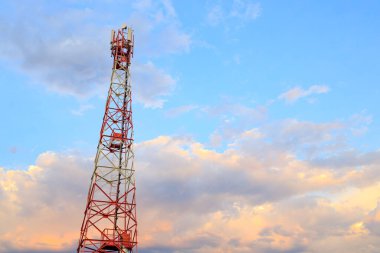 5G teknolojisiyle gökyüzüne karşı seyyar kule. İnsanlar onun tehlikeli olduğunu düşünüyor.