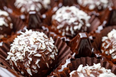 Üzerinde hindistan cevizi olan çikolataların yakın çekimi. bir sürü tatlı şeker