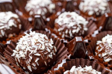 Çikolata arkaplanının yakın plan görüntüsü aynı şekeri bulanıklaştırdı. Hindistan cevizli çikolata sıraları.