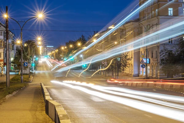 Rusya, Kamensk-Uralsky, 4 Ekim 2019 akşamleyin cadde boyunca giden arabaların ışıkları.
