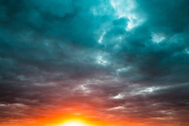 Akşam gökyüzü yağmurdan önce gün batımında. Gökyüzündeki parlak renkler