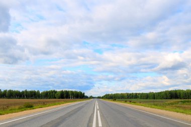 Yol, kötü asfalt ve zor yoldan uzaklaşıyor.