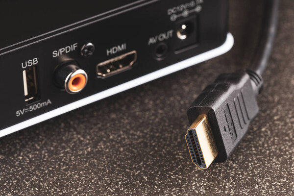 отсоединенный hdmi кабель от устройства, разъемы на задней панели устройства для просмотра видео