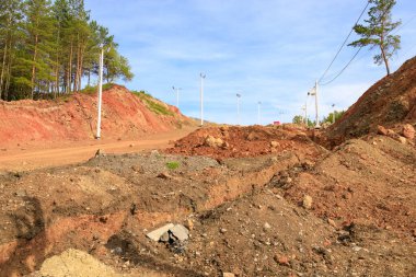 Yazın kayak pistinin inşaat süreci, arazinin hazırlanması ve kayak asansörü için destek kurulması