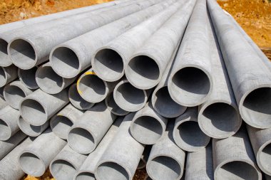 İzometrik manzaralı beton gri borular. bir sürü boru