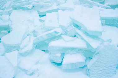 Bir gölette üst üste yığılmış buz kalıpları. Kırık buz