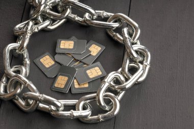 Çelik zincir, cep telefonu kullanıcılarının verilerini korumak için bir yerde toplanan sim kartları bir araya getirir