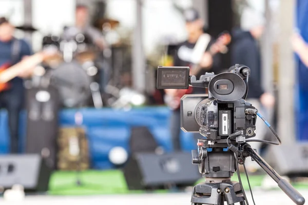 Una Cámara Aire Libre Filmando Concierto Callejero Emisión Del Concierto — Foto de Stock