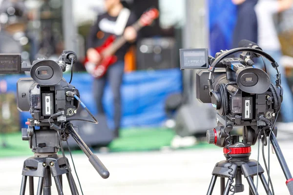 Dos Cámaras Vídeo Profesionales Apuntan Los Intérpretes Escenario Fondo Una — Foto de Stock