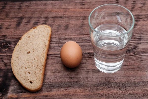 Lined Row Bread Egg Glass Water Very Modest Breakfast Money — Stockfoto