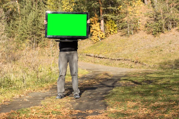 Человек Поднял Телевизор Уровня Головы Экран Зелёный Использования Концепция Охраны — стоковое фото