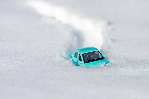Tylko Dach Zabawkowego Samochodu Wystaje Śniegu Utknął Śniegu — Zdjęcie stockowe