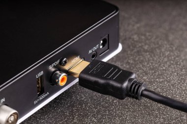 Hdmi kablosu set-top kutusuna kötü bağlı, muhtemelen bunun yüzünden, kötü sinyal. yanlış kişi