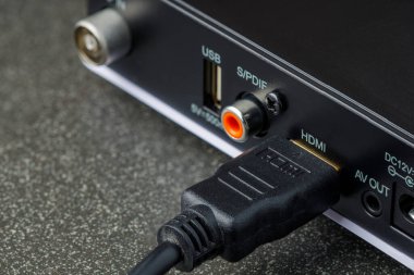 Hdmi kablosu TV seti kutusuna doğru yerleştirildi. Her şey çalışıyor. aygıt ve kablo