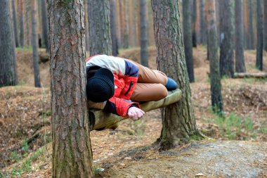 Sonbahar zamanı ormanda bir bankta uyuyan adam. Yorgun adam