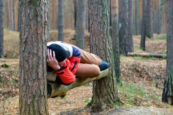 Homme Reposant Dans Parc Trouve Sur Banc Dans Une Forêt — Photo