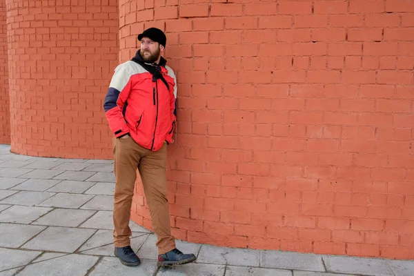 Adult Man Stands His Shoulder Brick Wall Walls Receding Distance — Stock Photo, Image