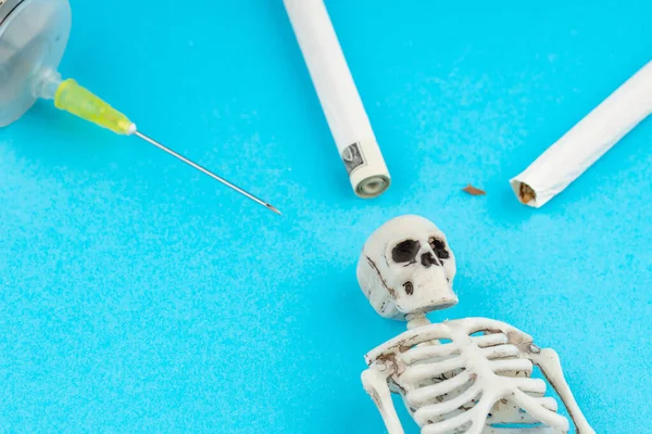 Menschliches Skelett Eine Nadel Aus Einer Spritze Und Eine Zigarette — Stockfoto