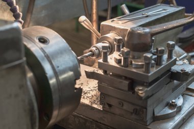 Metal işleme süreci, metal atölyesinde eski bir makineyi delme. metal makine