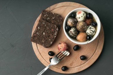 Top şeklinde peynirin üst görüntüsü çok baharatlı, çatal bir peynirin içine sıkışmış.