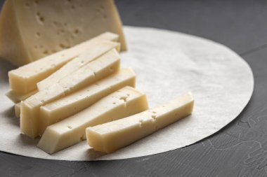 Kağıt üzerinde dilimlenmiş sert peynir, peynir tatma.