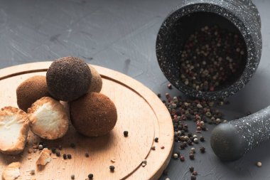 Havan topu ve tokmak devrildi, havandan biber döküldü. Peynir ve baharatlar