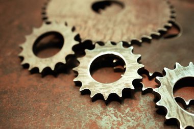 Metal bir yüzeyde farklı boyutlarda metal dişliler. kaba demircilik