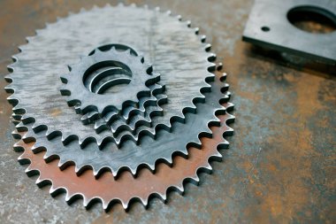 Metal dişliler üst üste, sert metal desenli.