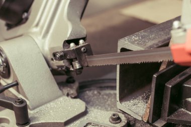 Demir kesme işleminden sonra metal için bant testere, bir sürü çip ve kesilen element