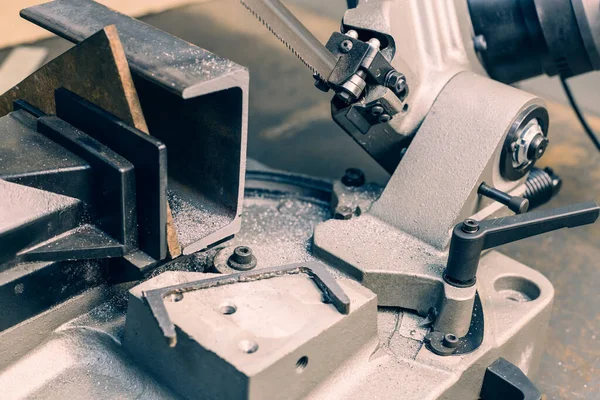 Розпилювання Металу Стрічковою Пилкою Відрізання Частини Заготовки Металеві Роботи — стокове фото