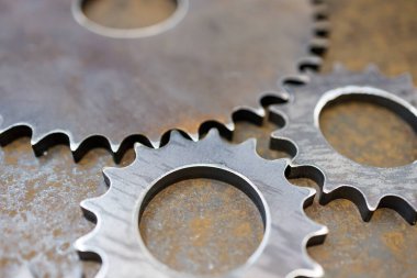 Dişliler birbirleriyle etkileşime girer, mekanizmalar çalışır.