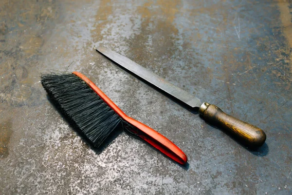 Oud Versleten Gereedschap Een Draaitafel Borstel Vijl — Stockfoto