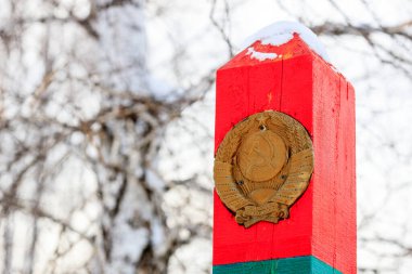 Kış mevsiminde, SSCB amblemi olan bir huş ağacının arka planına karşı sınır karakolu. eski sınır