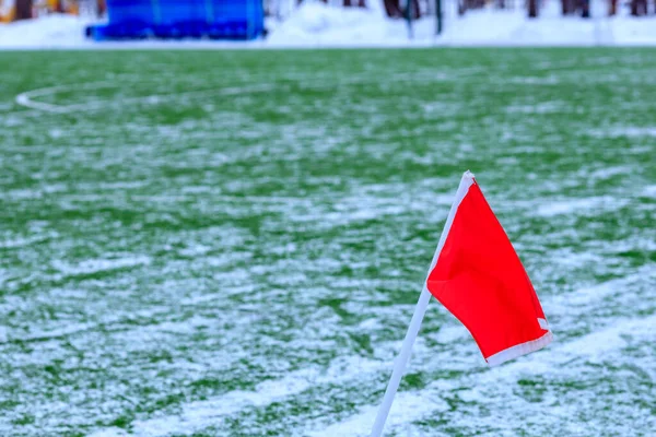Κόκκινη Σημαία Στη Γωνία Ενός Γηπέδου Ποδοσφαίρου Χειμώνα Γήπεδο Ποδοσφαίρου — Φωτογραφία Αρχείου