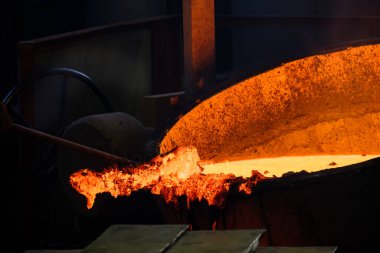 Metal bir aletle fıçıdaki erimiş metalin hazırlanması. ısı-kırmızı metal