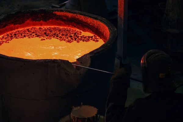 Large Vat Molten Metal Which Worker Protective Clothing Works Dark — 스톡 사진