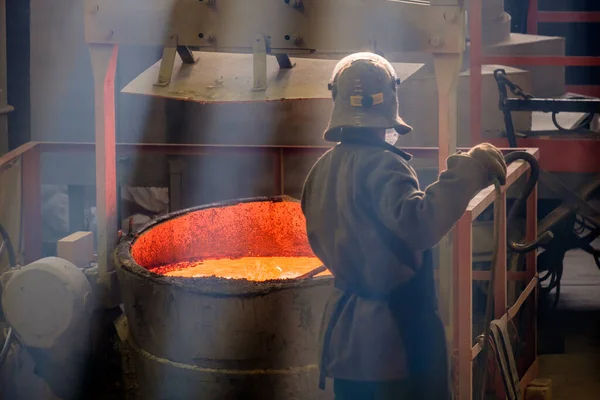 Operaio Con Palo Metallico Una Vasca Metallo Rosso Fuso Lavoro — Foto Stock