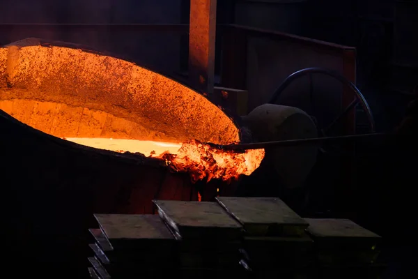 Smält Röd Metall Förbereds För Att Hällas Produkter Gjuteriarbeten — Stockfoto