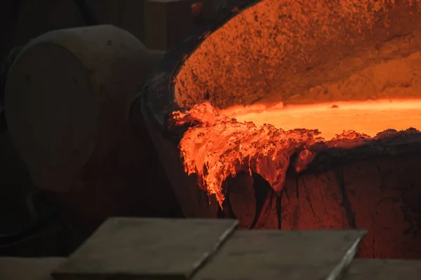 Gesmolten Metaal Vallen Rand Productie Van Gieterij Metalen Producten Hoge — Stockfoto