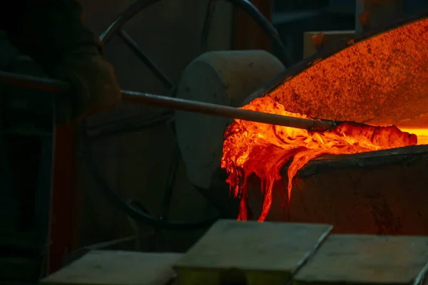 Red Molten Metal Pulled Out Vat Production Site Metallurgy Casting — 스톡 사진