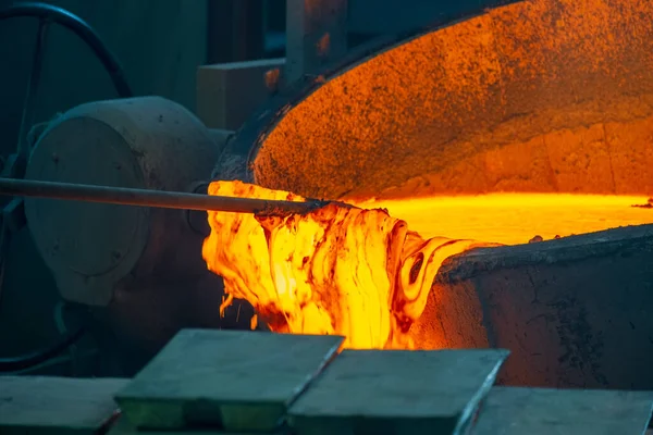 Gieterij Gesmolten Metaal Wordt Getrokken Van Vat Naar Paal Gieterij — Stockfoto